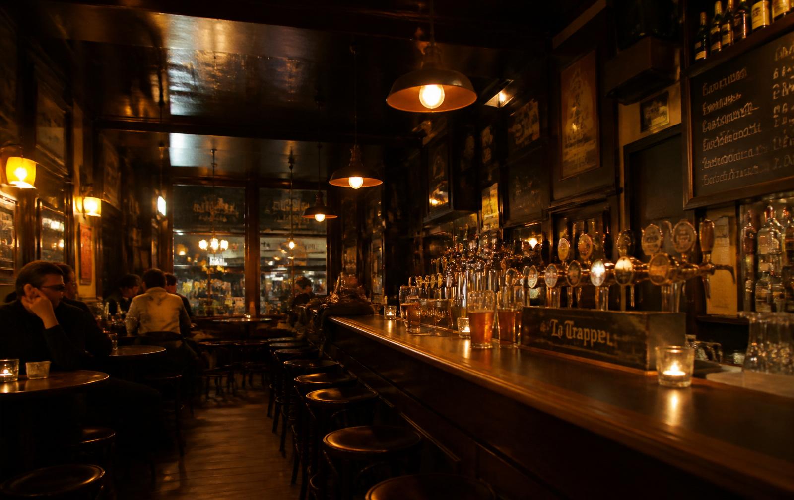 Houten bar met tapkranen in bruin café